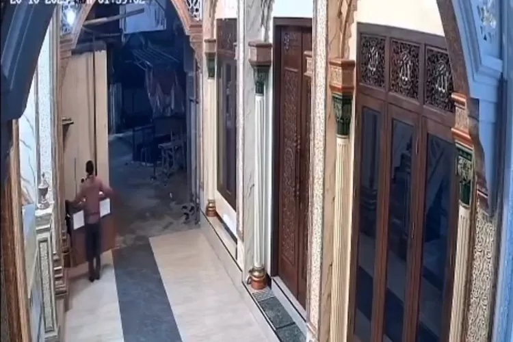 Gerak gerik maling kotak amal saat beraksi di Masjid Al Barkah, RW7, Kelurahan Kedaung, Kecamatan Sawangan, Kota Depok, Senin (20/10). (TANGKAPAN LAYAR CCTV)
