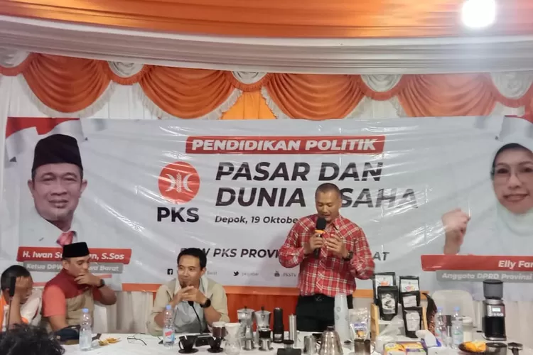Anggota DPRD Kota Depok, Ade Firmansyah saat kegiatan pendidikan politik dari DPRD Jawa Barat, di Kelurahan Sukatani, Kecamatan Tapos, Kota Depok, Minggu (19/10). (AGNESYA WIANDA/RADAR DEPOK)