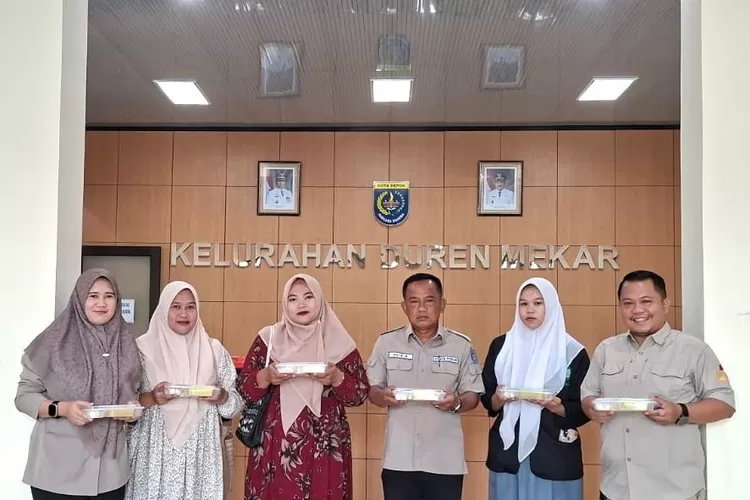 Aparatur Kelurahan Duren Mekar, Kecamatan Bojongsari, Kota Depok yang sedang foto bersama sebelum menyalurkan Pemberian Makanan Tambahan (PMT) hari Ke-13, Senin (20/10). (RISKY DWI LESTARI/RADAR DEPOK)