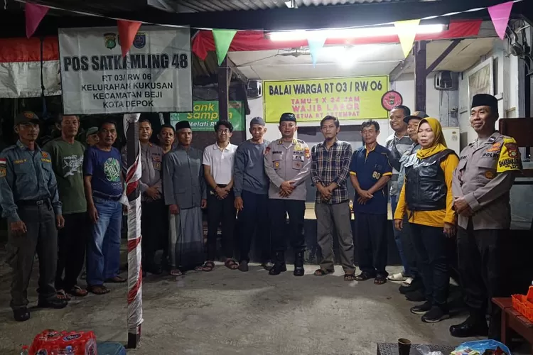 SIAGA MALAM : Lurah Kukusan, Kholifah menyambangi langsung program Siskamling melalui Pos Keamanan Lingkungan (Pos Kamling) yang telah aktif di RT3/6 Kelurahan Kukusan, Kecamatan Beji, Kota Depok beberapa hari lalu. (RISKY DWI LESTARI/RADAR DEPOK)