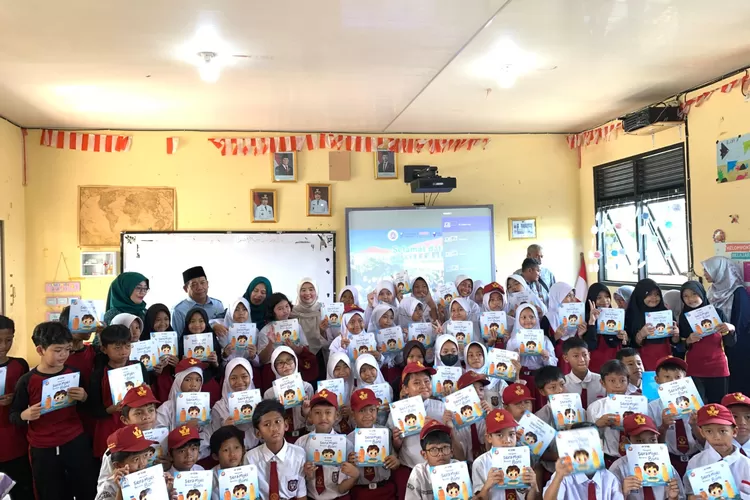 Ketua TP PKK Kelurahan Curug, Kecamatan Bojongsari Liyan Hernawati mendampingi Ketua TP PKK Kota Depok Siti Barkah Hasanah menyambangi kegiatan belajar mengajar di SDN Curug 01 Bojongsari, Selasa (21/10). (RISKY DWI LESTARI/RADAR DEPOK)