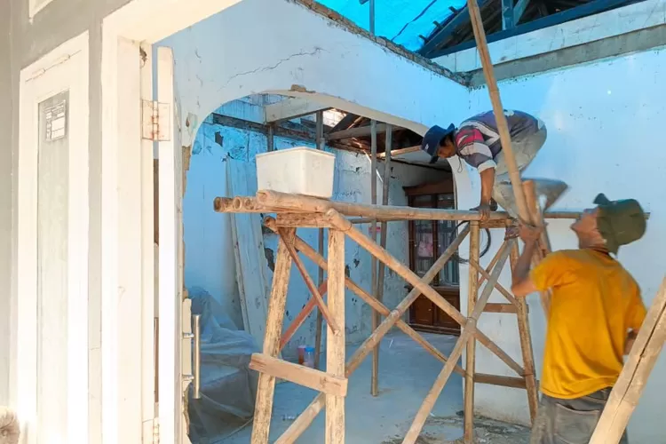 Proses renovasi RTLH di RW5 Kelurahan Bojongsari, Kecamatan Bojongsari, Kota Depok yang sudah mencapai 50 persen, Kamis (23/10). (RISKY DWI LESTARI/RADAR DEPOK)