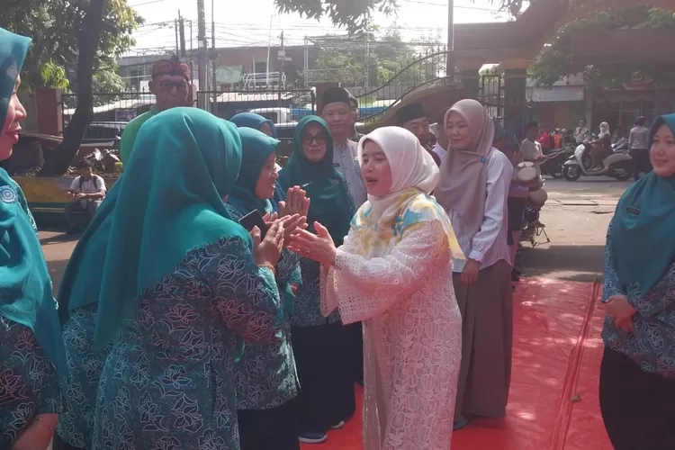 Ketua Tim P-PKK Kota Depok, Siti Barkah Hasanah saat bersalaman dengan guru-guru SDN se Kecamatan Cilodong di SDN Kalimulya 1 (ANDIKA EKA/RADAR DEPOK)