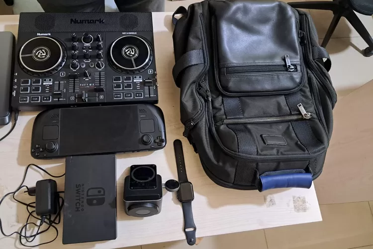 Barang bukti pencurian salah satu rumah di Jalan Perum Grand Taman Hayati II No. 4 RT3/7, Kelurahan Sawangan Baru, Kecamatan Sawangan, Kota Depok, Rabu (22/10). (DOKUMEN POLRES METRO DEPOK)