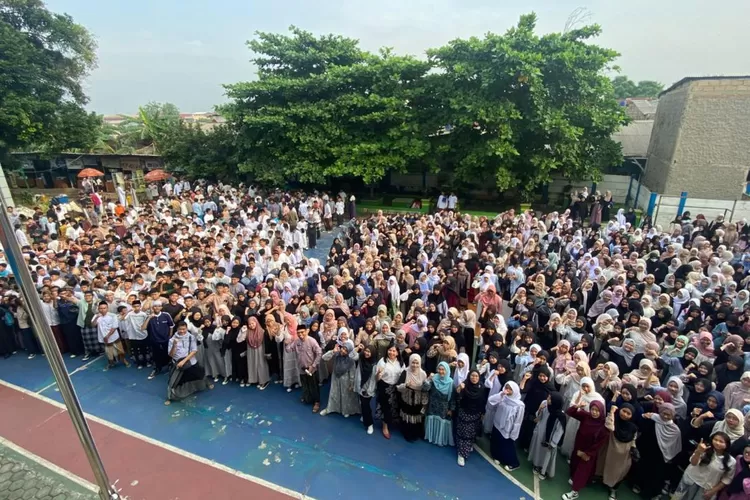 Pelaksanaan peringatan Hari Santri Nasional 2025 di halaman SMPN 26 Depok, yang terletak di Jalan Mangga, Kelurahan/Kecamatan Beji, Rabu (22/10).  (ANDIKA EKA/RADAR DEPOK)