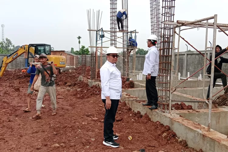 ILUSTRASI : Pembangunan MTsN 2 Depok, yang berada di Kelurahan Rangkapanjaya, Kecamatan Pancoranmas.  (ANDIKA EKA/RADAR DEPOK)