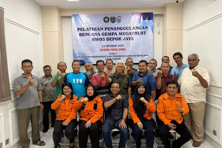 Foto bersama usai kegiatan pelatihan penanganan gempa megathrust yang digelar jajaran RW3 di Gedung Graha Arka, Jalan Dahlia, Kelurahan Depok Jaya, Kecamatan Pancoranmas, Kota Depok, Kamis (23/10). (DOKUMEN RW3 DEPOK JAYA)