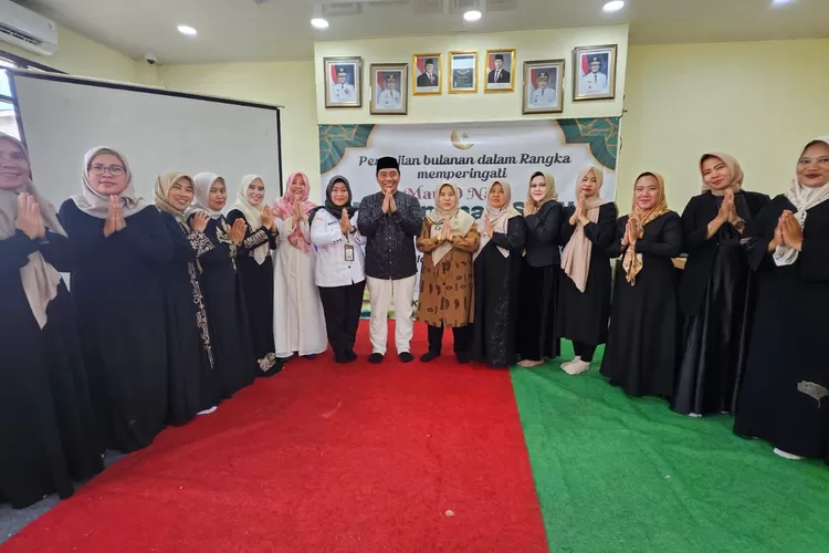 KHIDMAT : Pengajian rutinan PKK Kelurahan Serua, Kecamatan Bojongsari yang terlaksana di aula Kantor Kelurahan Serua, Rabu (22/10) Pagi. (RISKY DWI LESTARI/RADAR DEPOK)