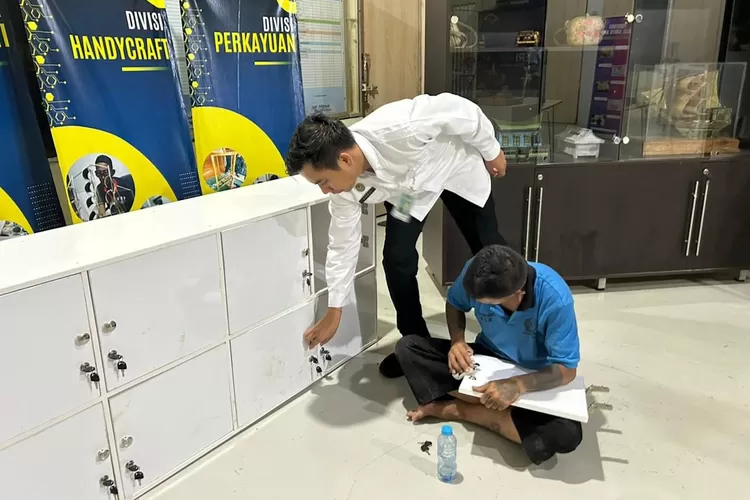 Warga binaan Lapas Cibinong mengasah keterampilan membuat woody loker atau lemari kayu multifungsi, di Balai Latihan Ketenagakerjaan (BLK). (Lapas Cibinong)