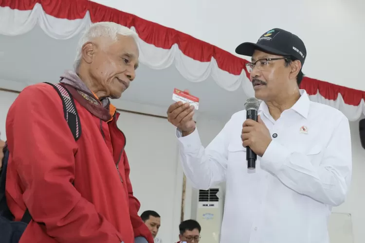 Mensos Gus Ipul menyerahkan kartu pemerima bansos di Kecamatan Cibinong, Kabupaten Bogor, Jumat (24/10/2025).  (DOKUMEN DISKOMINFO)