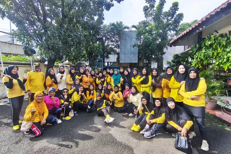 Senam rutinan yang dilaksanakan di halaman Kantor Kecamatan Pancoranmas, Kota Depok, Kamis (23/10). (RISKY DWI LESTARI/RADAR DEPOK)