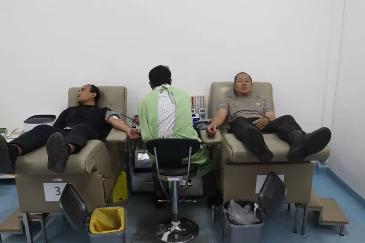 Kasi Humas Polres Metro Depok AKP Made Budi, yang sedang melangsungkan prosesi donor darah di kantor Palang Merah Indonesia (PMI), Jumat (24/10). (DOKUMEN POLRES METRO DEPOK)