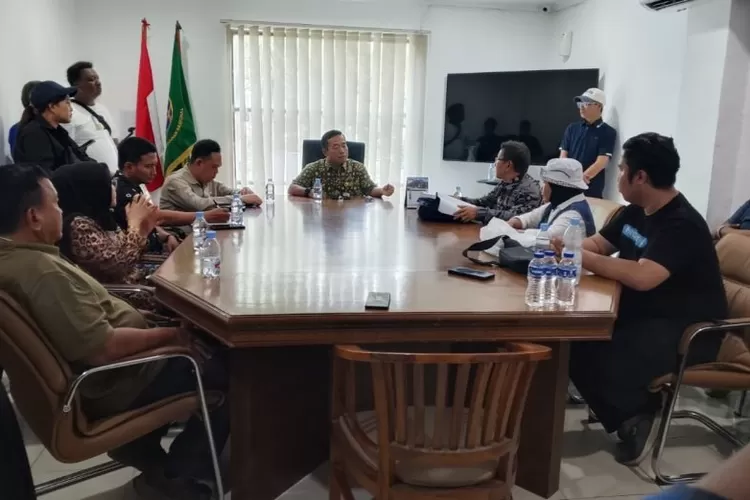 Jajaran BPN Kota Depok saat beraudiensi dengan massa aksi demo, Jumat (24/10). (DOKUMEN BPN DEPOK)