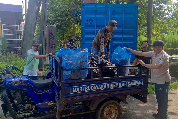 Lurah Pondok Petir, Rengga Nugraha Rojali turun langsung bahu membahu melakukan Jum&rsquo;at bersih (Jumsih) bersama seluruh Aparatur Kelurahan Pondok Petir, Kecamatan Bojongsari, Kota Depok, beberapa waktu lalu.. (RISKY DWI LESTARI/RADAR DEPOK)