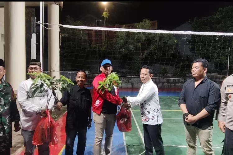 Ketua LSM KOPI, Siswadi saat menyerahkan pohon alpukat secara simbolis kepada Lurah Cisalak Pasar, Aris Wardana, beberapa waktu lalu. (GERARD SOEHARLY/RADAR DEPOK)