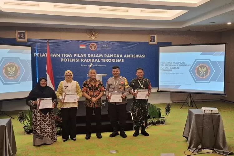 Lurah Bojongsari Baru, Adeyasya Aziza bersama 3 Pilar Kelurahan Babinsa da Bhabinkamtibmas saat mengikuti pelatihan pencegahan potensi radikal terorisme yang digelar BNPT di Hotel Cityloog Tebet, Minggu (26/10). (RISKY DWI LESTARI/RADAR DEPOK)