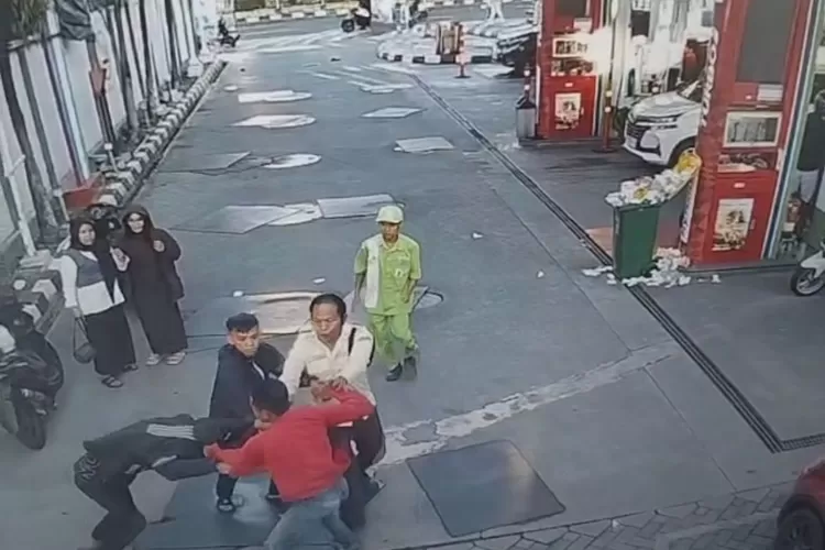 Rekaman kamera CCTV menunjukan seorang pemuda diduga mabuk tengah menganiaya salah satu pengunjung SPBU Margonda. (TANGKAPAN LAYAR CCTV)