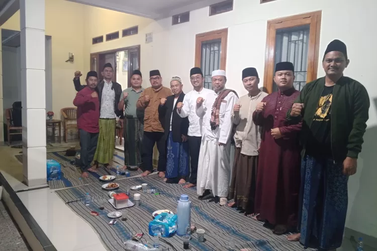 Lurah Pondok Petir, Rengga Nugraha Rojali turun langsung mengikuti Ziarah dan Doa Bersama ke Makam Tokoh Masyarakat dan Ulama dalam rangka Hari Santri Nasional 2025, Rabu (22/10). (RISKY DWI LESTARI/RADAR DEPOK)