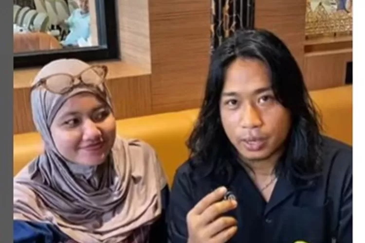 Komika Pras Teguh bersama sang Istri saat singgah di RM Kari Minang, Jalan Tole Iskandar Raya, Kecamatan Sukmajaya, Kota Depok. (ISTIMEWA)