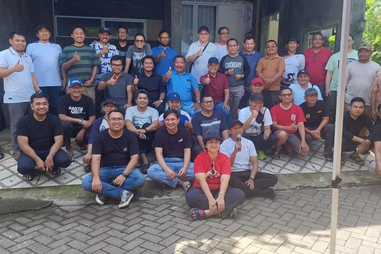 Calon Ketua RT Pemekaran di RW10, Kelurahan Sukmajaya, Kecamatan Sukmajaya, Kota Depok nomor urut 5, Kasno saat foto bersama dengan warga setempat. (ISTIMEWA)