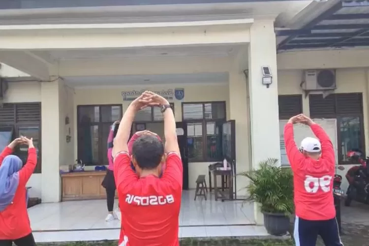Aparatur Kelurahan Bojongsari Lama, Kecamatan Bojongsari, Kota Depok, saat senam pagi di depan halaman Kantor Kelurahan Bojongsari Lama, Jumat (24/10). (RISKY DWI LESTARI/RADAR DEPOK)