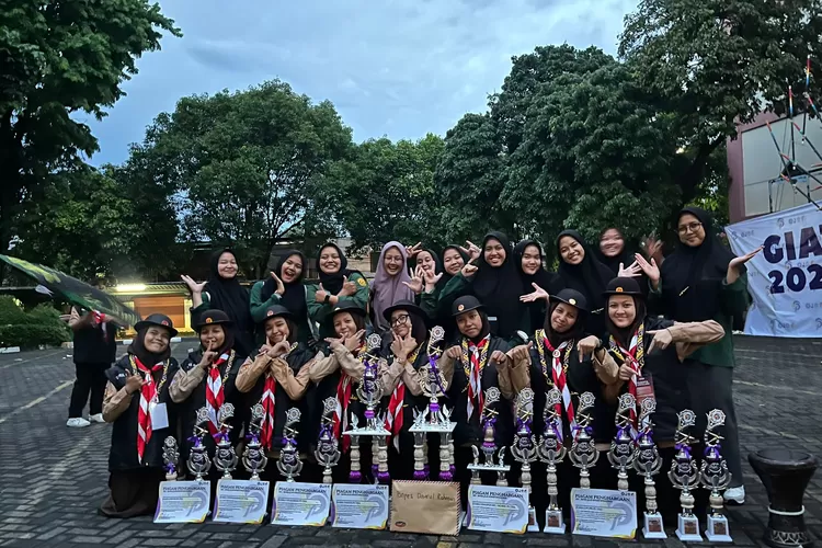 Foto peserta asal Pondok pesantren Daarul Rahman 3&nbsp; bersama usai meraih juara dalam ajang Giat Prestasi 2025 Pramuka UIN Jakarta.&nbsp; (ANDIKA EKA/RADAR DEPOK)
