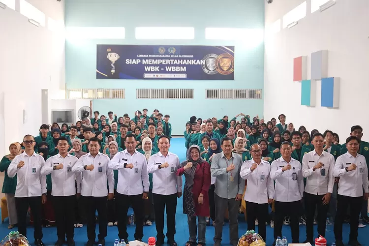 Ratusan mahasiswa Fakultas Sosial dan Hukum Program Studi Pendidikan Sosiologi Universitas Negeri Jakarta (UNJ) melakukan kegiatan studi lapangan sebagai bagian dari proses pembelajaran di luar kampus, Senin (27/10). (Lapas Cibinong)