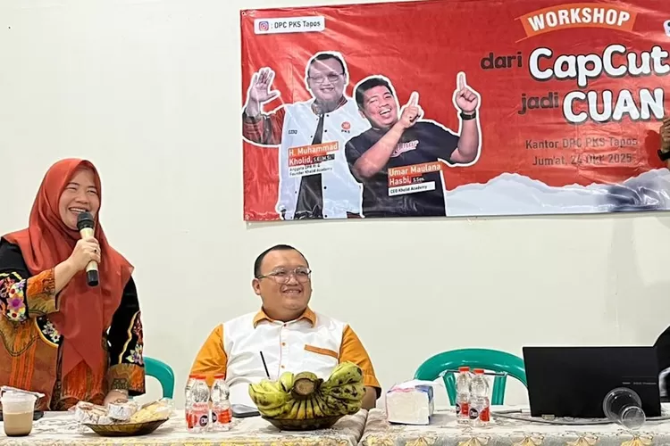 Anggota DPRD Kota Depok Fraksi PKS, Nuryuliani, saat hadir dalam workshop &lsquo;Jago CapCut Jadi Cuan&rsquo; yang digelar di Kantor DPC PKS Tapos, Jumat (24/10) malam. ( ANDIKA EKA/RADAR DEPOK)