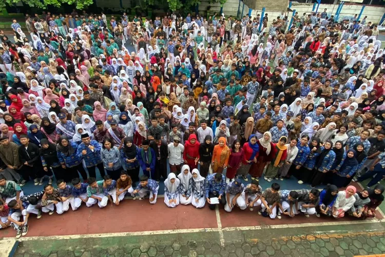 Pelaksanaan kegiatan upacara bendera dalam rangka memperingati Hari Sumpah Pemuda ke-97 di lapangan SMPN 26 Depok.  (ANDIKA EKA/RADAR DEPOK)
