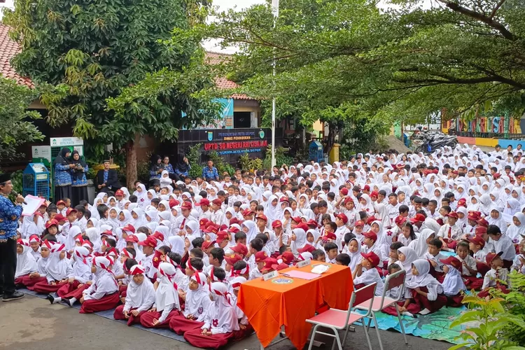 Pelaksanaan perayaan Bulan Bahasa dan Hari Sumpah Pemuda yang ke-97 di SDN RRI Cisalak, yang terletak di Jalan Raya Bogor, Kelurahan Cisalak, Kecamatan Sukmajaya. (ANDIKA EKA/RADAR DEPOK)