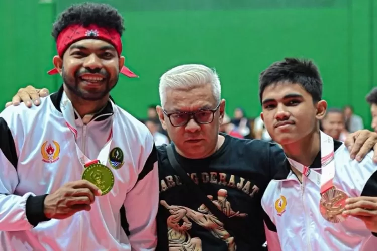 Yunus Issai dan Freza, menyumbang satu emas dan satu perunggu untuk Jawa Barat di PON Beladiri Kudus 2025.