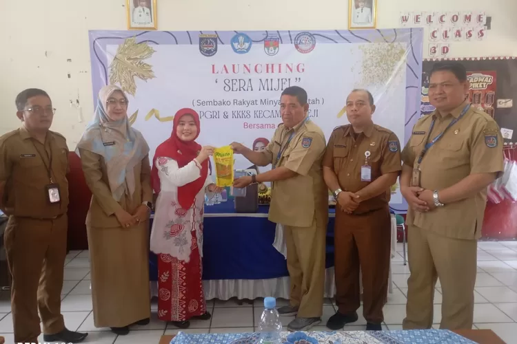 Ketua TP PKK Kota Depok, Siti Barkah Hasanah saat menyambangi langsung SDN Beji 6, Jalan Bali, Kelurahan Beji, Kecamatan Beji, Kota Depok, Senin (27/10).  (RISKY DWI LESTARI/RADAR DEPOK)