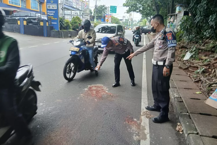 Laka lantas yang terjadi persis di depan dekat Kantor Pelayanan Pajak Pratama Depok Sawangan Jalan Raya Siliwangi, Kelurahan Depok, Kecamatan Pancoranmas, Kota Depok, Selasa (28/10) Pagi. (DOKUMEN POLRES METRO DEPOK)