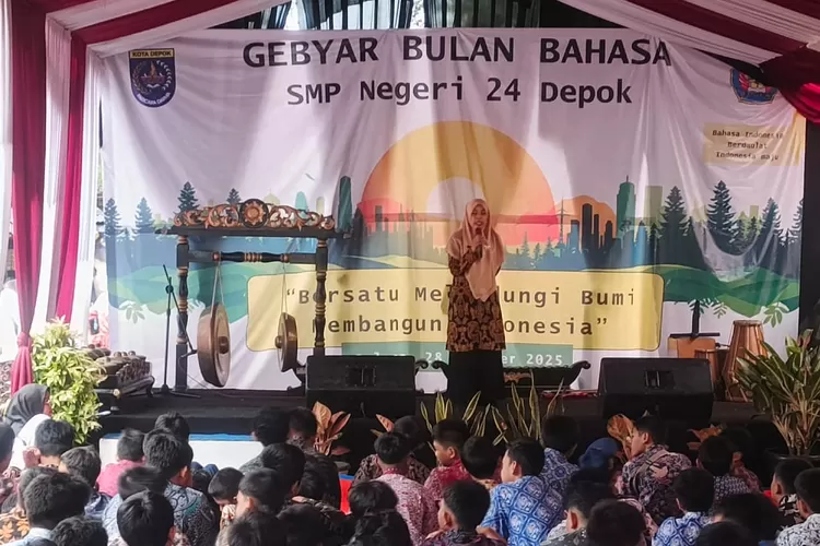 Kepala SMPN 24 Depok, Aminah memberikan sambutan saat pembukaan puncak kegiatan bulan bahasa di halaman sekolahnya. (ANDIKA EKA/RADAR DEPOK)