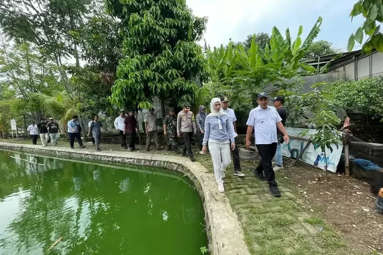 Wakil Walikota Depok Chandra Rahmansyah bersama Wakil Ketua DPRD Kota Depok Yeti Wulandari saat meninjau Situ Gadog Rabu (29/10). (DOKUMEN PEMKOT DEPOK)