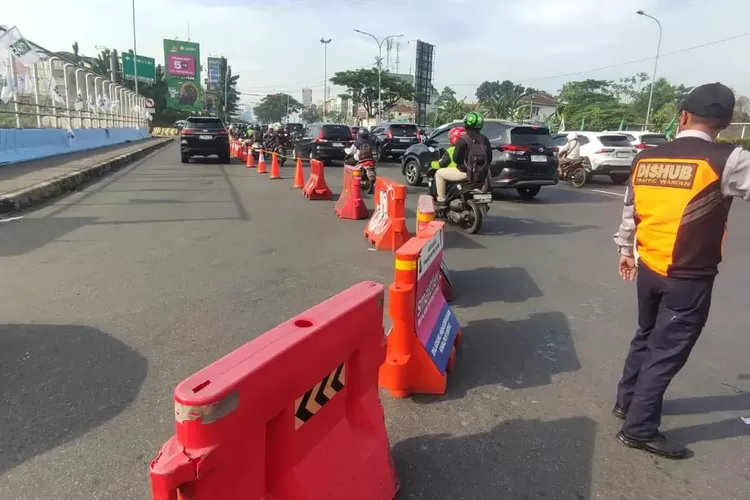 Petugas Dishub membantu Polres Metro Depok saat mengatur lalu lintas di Pintu Keluar Tol Margonda 1. (DOKUMEN PEMKOT DEPOK)