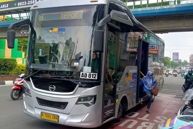 BEROPEREASI : Potret Biskita yang tengah menurunkan salah satu penumpang di Halte Balaikota Depok, Jumat (20/6). (ALDY RAMA/RADAR DEPOK)
