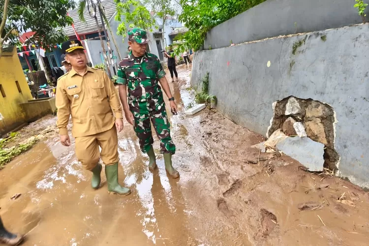 Walikota Depok, Supian Suri, saat meninjau bencana banjir di Pondok Petir, Depok, beberapa waktu lalu.  (RISKY DWI LESTARI/RADAR DEPOK)