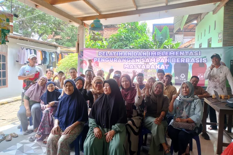 Pelatihan dan Implementasi Pengurangan Sampah Berbasis Masyarakat di RW4 Kelurahan Bojongsari Baru, Kecamatan Bojongsari, Kota Depok, Senin (22/9).  (RISKY DWI LESTARI/RADAR DEPOK)