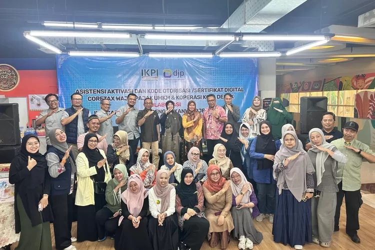 IKPI cabang Depok membantu aktifasi sistem core tax kepada ratusan UMKM di Lantai 3 D&rsquo;mall, Kelurahan Kemiri Muka, Kecamatan Beji, Kamis (30/10). (GERARD SOEHARLY/RADAR DEPOK)