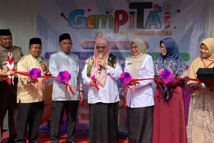 Kepala Dinas Pendidikan (Disdik) Kota Depok, Siti Chaerijah Aurijah membuka kegiatan Gebyar di SDIT Darojaatul &lsquo;Uluum,&nbsp; yang terletak di Kelurahan Meruyung, Kecamatan Limo.  (ANDIKA EKA/RADAR DEPOK)