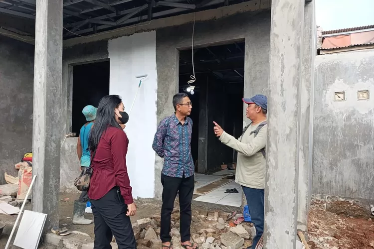 Kasi Ekbang Kelurahan Pancoranmas, Agus Setianto (seragam batik) saat meninjau progress pembangunan Posyandu Melur RW11 yang sudah 90 persen pengerjaan, Jumat (31/10). (RISKY DWI LESTARI/RADAR DEPOK)