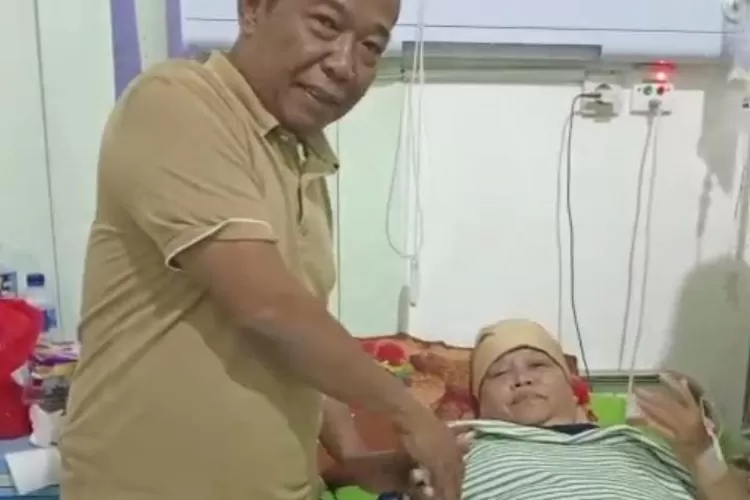 Lembaga Pemberdayaan Masyarakat (LPM) Kelurahan Curug, Kecamatan Bojongsari, Herman Karno didampingi Kasi Pemerintahan dan Kasi Ekbang saat memberikan bantuan ke warga RT3 Sainah di RS Ar-Rafiq. (RISKY DWI LESTARI/RADAR DEPOK)