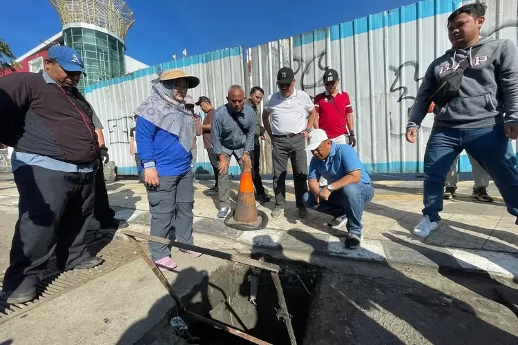Walikota Depok, Supian Suri (jongkok, topi putih) bersama kepala perangkat daerah meninjau sejumlah titik banjir di kawasan Jalan Margonda Raya, beberapa waktu lalu. (DOKUMEN PEMKOT DEPOK)