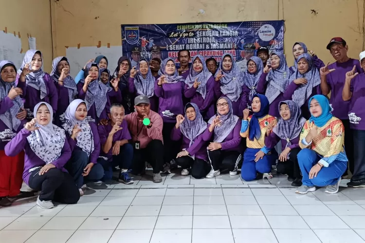 Lurah Cipayungjaya, Susniawati foto bersama di kegiatan lansia di Kelurahan Cipayungjaya, Kecamatan Cipayung, Kota Depok, Jumat (31/10). (AGNESYA WIANDA/RADAR DEPOK)