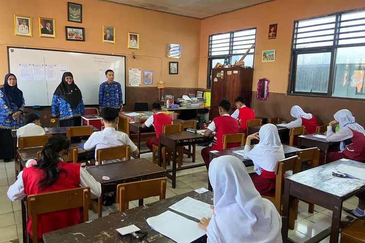 Kepala Disdik Kota Depok, Siti Chaerijah Aurijah saat meninjau kegiatan belajar mengajar di SDN Anyelir 2. Disdik terus berkomitmen dalam memperkuat pendidikan antikorupsi di semua sekolah.  (DOKUMEN DISDIK)