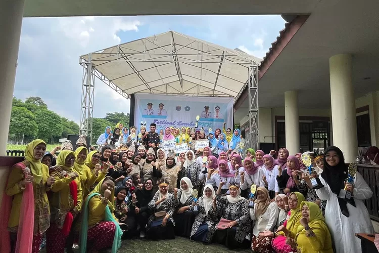 Keberlangsungan puncak Festival Lomba PKK Sawangan 2025 yang digelar dihalaman kantor Kelurahan Sawangan, Kecamatan Sawangan, Kota Depok, Minggu (2/11). (ISTIMEWA)