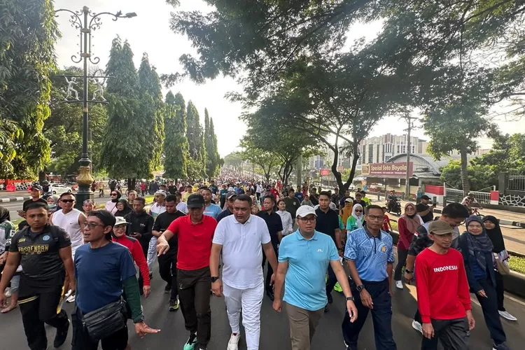 Bupati Bogor, Rudy Susmanto didampingi Ketua DPRD Kabupaten Bogor, Sastra Winara dan Forkopimda lainnya saat memulai CFD Jalan Tegar Beriman, Kecamatan Cibinong, Minggu (2/11/2025). (DOKUMEN DISKOMINFO)