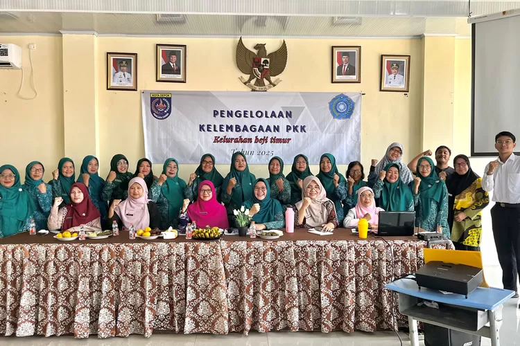 Tim Penggerak PKK Kelurahan Beji Timur saat melaksanakan Rapat Koordinasi (Rakor) perdana di aula kantor Kelurahan Beji Timur, Kecamatan Beji, Kota Depok, Jumat (31/10). (RISKY DWI LESTARI/RADAR DEPOK)