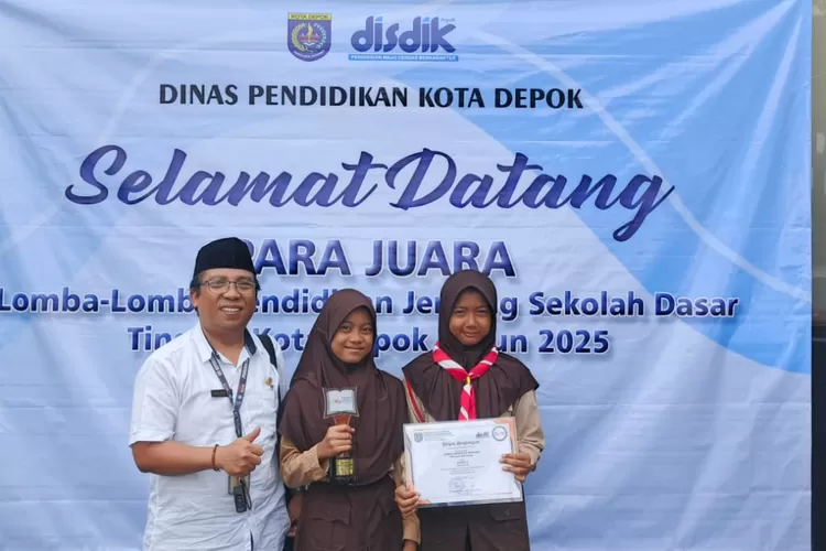 Kepala SDN RRI Cisalak, Arif Suryadi bersama dua siswi berprestasinya, usai menerima penghargaan di Gedung PGRI Kota Depok, di Kelurahan Kalibaru, Kecamatan Cilodong. (ANDIKA EKA/RADAR DEPOK)